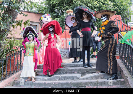 San Miguel De Allende, Mexiko. 30. Oktober 2016. Frauen gekleidet als La Calavera Catrina während des Tages der Toten Festzug der Künstler in den Parque Juarez 30. Oktober 2016 in San Miguel de Allende, Guanajuato, Mexiko. Die einwöchigen Feier ist eine Zeit, als Mexikaner willkommen die Toten zurück für einen Besuch der Erde und das Leben feiern. Bildnachweis: Planetpix/Alamy Live-Nachrichten Stockfoto