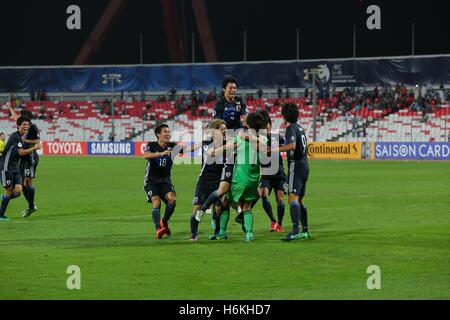 Riffa, Bahrain. 30. Oktober 2016. Japan-Team Gruppe (JPN) Fußball: Spieler von Japan zu feiern, gewinnen die AFC U-19-Meisterschaft Bahrain 2016 Endspiel zwischen Japan 0(5-3) 0 Saudi-Arabien im Bahrain National Stadium in Riffa, Bahrain. © AFLO/Alamy Live-Nachrichten Stockfoto