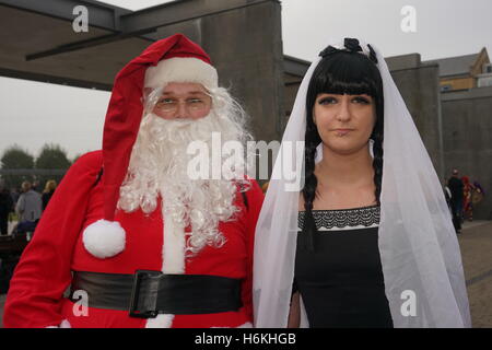 London, UK. 30. Oktober 2016. Hunderte von Comic-Fans kleiden sich in Kunden hängen an der Vorderseite des Excel London Poshing für Foto-Shooting, Fotograf in London, Vereinigtes Königreich. Bildnachweis: Siehe Li/Alamy Live News Stockfoto