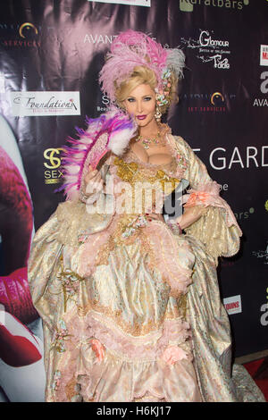 Los Angeles, Kalifornien, USA. 29. Oktober 2016. Schauspielerin Cassandra Cass betreut Avantgarde Magazin 2. Jährliche Maskenball 2016 im Majestic Downtown LA in Los Angeles, Kalifornien, USA statt. @ Sheri Determan/Alamy leben Nachrichten Stockfoto