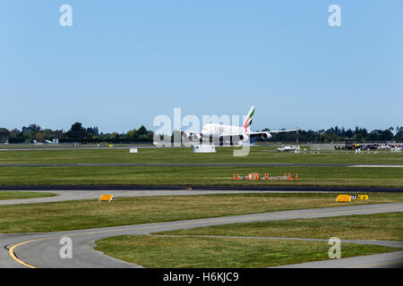 Christchurch, Neuseeland. 31. Oktober 2016. Emirates Airbus A380 landet zum ersten Mal in Christchurch. Flug EK412 von Dubai und Sydney angekommen. Christchurch ist der zweite Flughafen Neuseelands zum Hosten des Super-Jumbo A380 und der Dienst gilt als großartige Neuigkeiten für Canterbury Tourismus und Geschäftsreisende gleichermaßen. Bildnachweis: Ross jüngere/Alamy Live-Nachrichten. Stockfoto