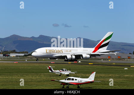 Christchurch, Neuseeland. 31. Oktober 2016. Emirates-Flug EK412 nur nach der Landung mit einigen Leichtflugzeug aero Club im Vordergrund. EK412, den ersten Linienflug eines Airbus A380 in nach Christchurch, kam aus Dubai und Sydney. Christchurch ist der zweite Flughafen Neuseelands zum Hosten des Super-Jumbo A380 und der Dienst gilt als großartige Neuigkeiten für Canterbury Tourismus und Geschäftsreisende gleichermaßen. Bildnachweis: Ross jüngere/Alamy Live-Nachrichten. Stockfoto