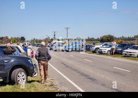 Christchurch, Neuseeland. 31. Oktober 2016. Kundenansturm auf einer Straße außerhalb Christchurch International Airport, die Ankunft des ersten Airbus A380 dort landen zu sehen zur Eröffnung eines Service von Emirates aus Dubai über Sydney. Stockfoto