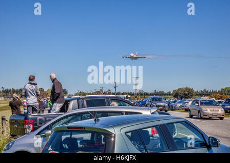 Christchurch, Neuseeland. 31. Oktober 2016. Kundenansturm auf einer Straße außerhalb Christchurch International Airport, die Ankunft des ersten Airbus A380 dort landen zu sehen zur Eröffnung eines Service von Emirates aus Dubai über Sydney. Stockfoto