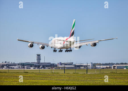 Christchurch, Neuseeland. 31. Oktober 2016. Der erste Airbus A380 landen am internationalen Flughafen von Christchurch zur Eröffnung eines Service von Emirates aus Dubai über Sydney. Die Ankunft wurde von den Massen von den Flughafen Perimeter Straßen beobachtet. Stockfoto