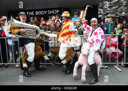 Melbourne, Australien. 31. Oktober 2016. Einen Tag vor dem "Rennen, das eine Nation hält machte Emirates Melbourne Cup Parade seinen Weg nach unten Swanston Street zum Federation Square. Es folgte eine Medienkonferenz am Federation Square. Bildnachweis: Richard Milnes/Alamy Live-Nachrichten Stockfoto