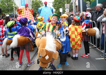 Melbourne, Australien. 31. Oktober 2016. Einen Tag vor dem "Rennen, das eine Nation hält machte Emirates Melbourne Cup Parade seinen Weg nach unten Swanston Street zum Federation Square. Es folgte eine Medienkonferenz am Federation Square. Bildnachweis: Richard Milnes/Alamy Live-Nachrichten Stockfoto