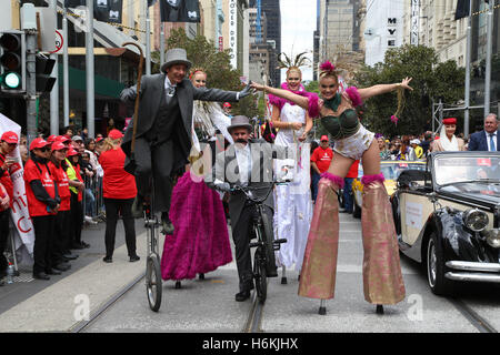 Melbourne, Australien. 31. Oktober 2016. Einen Tag vor dem "Rennen, das eine Nation hält machte Emirates Melbourne Cup Parade seinen Weg nach unten Swanston Street zum Federation Square. Es folgte eine Medienkonferenz am Federation Square. Bildnachweis: Richard Milnes/Alamy Live-Nachrichten Stockfoto