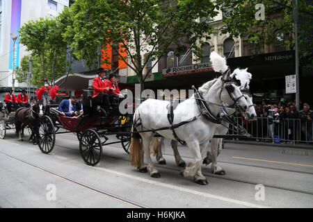 Melbourne, Australien. 31. Oktober 2016. Einen Tag vor dem "Rennen, das eine Nation hält machte Emirates Melbourne Cup Parade seinen Weg nach unten Swanston Street zum Federation Square. Es folgte eine Medienkonferenz am Federation Square. Bildnachweis: Richard Milnes/Alamy Live-Nachrichten Stockfoto