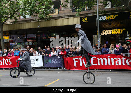 Melbourne, Australien. 31. Oktober 2016. Einen Tag vor dem "Rennen, das eine Nation hält machte Emirates Melbourne Cup Parade seinen Weg nach unten Swanston Street zum Federation Square. Es folgte eine Medienkonferenz am Federation Square. Bildnachweis: Richard Milnes/Alamy Live-Nachrichten Stockfoto