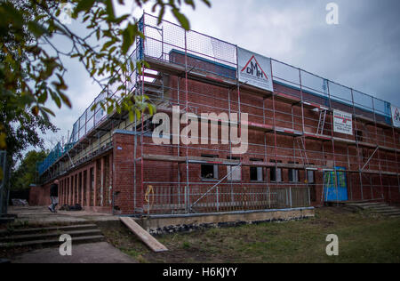 Außerhalb der ehemaligen Gerüste "Peoples Swimmingpool" im Stadtteil Lankow in Schwerin, Deutschland, 12. Oktober 2016. Das Sportbecken aus der Honecker-Ära wird in eine extravagante Wohnhaus umgebaut. Kurz vor Abriss war eines der letzten DDR "Peoples Swimming Pools" auf der Liste der Sehenswürdigkeiten genommen. Schwerin ansässige Architekturbüro "Schelfbauhuette" rettet die ostdeutschen Hallenbad aus den 1970er Jahren. Für 2,5 Millionen Euro acht zugänglich und acht Maisonetten werden eingeführt und das 25 m-Schwimmbad wird teilweise als ein Therapiebecken beibehalten werden. Foto: JENS BUETT Stockfoto