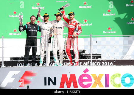 Mexico City, Mexiko. 30. Oktober 2016. Mercedes-Team-Koordinator Tony Walton, britische Mercedes-Pilot Lewis Hamilton, deutschen Mercedes-Fahrer Nico Rosberg und Ferrari deutschen Fahrer Sebastian Vettel (von L bis R) Pose auf dem Podium nach der Formel Eins Mexiko Grand Prix in Mexiko-Stadt, Hauptstadt von Mexiko, 30. Oktober 2016. Bildnachweis: Str/Xinhua/Alamy Live-Nachrichten Stockfoto