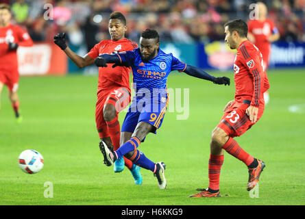 Toronto, Kanada. 30. Oktober 2016. Steven Mendoza (C) von New York City FC schießt den Ball während des Spiels der Eastern Conference Halbfinale Bein-1 2016 Major League Soccer (MLS) gegen Toronto FC in Toronto, Kanada, 30. Oktober 2016. Toronto FC 2: 0 gewonnen. Bildnachweis: Zou Zheng/Xinhua/Alamy Live-Nachrichten Stockfoto