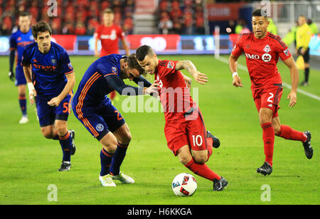 Toronto, Kanada. 30. Oktober 2016. Sebastian Giovinco (2. R) des Toronto FC wetteifert mit RJ Allen (3. R) von New York City FC während ihres Spiels Eastern Conference Halbfinale Bein-1 2016 Major League Soccer (MLS) in Toronto, Kanada, 30. Oktober 2016. Toronto FC 2: 0 gewonnen. Bildnachweis: Zou Zheng/Xinhua/Alamy Live-Nachrichten Stockfoto