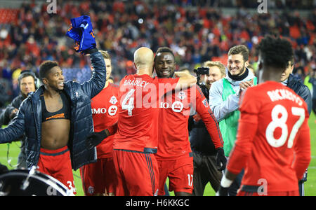 Toronto, Kanada. 30. Oktober 2016. Jozy Altidore (C) des Toronto FC feiert den Sieg mit Teamkollegen nach der Eastern Conference Halbfinale Bein-1-Spiel von 2016 Major League Soccer (MLS) gegen New York City FC in Toronto, Kanada, 30. Oktober 2016. Toronto FC 2: 0 gewonnen. Bildnachweis: Zou Zheng/Xinhua/Alamy Live-Nachrichten Stockfoto