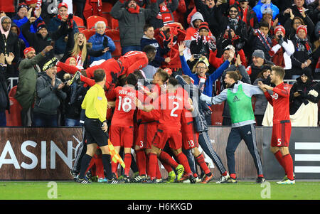 Toronto, Kanada. 30. Oktober 2016. Spieler der Toronto FC feiern erzielte während des Eastern Conference Halbfinale Bein-1-Spiels von 2016 Major League Soccer (MLS) gegen New York City FC in Toronto, Kanada, 30. Oktober 2016. Toronto FC 2: 0 gewonnen. Bildnachweis: Zou Zheng/Xinhua/Alamy Live-Nachrichten Stockfoto