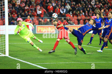 Toronto, Kanada. 30. Oktober 2016. Drew Moor (2. L) des Toronto FC wetteifert mit Frederic Brillant (3. R) von New York City FC während ihres Spiels Eastern Conference Halbfinale Bein-1 2016 Major League Soccer (MLS) in Toronto, Kanada, 30. Oktober 2016. Toronto FC 2: 0 gewonnen. Bildnachweis: Zou Zheng/Xinhua/Alamy Live-Nachrichten Stockfoto