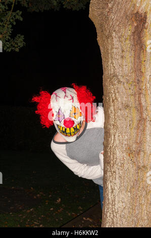 Suffolk, UK, 30. Oktober 2016. Teenager in Halloween Clownsmaske ausgehen, um Leute in diese unappetitlichen neue Begeisterung über das Land fegen zu erschrecken. @Tim Oram/Alamy Live-Nachrichten. Stockfoto