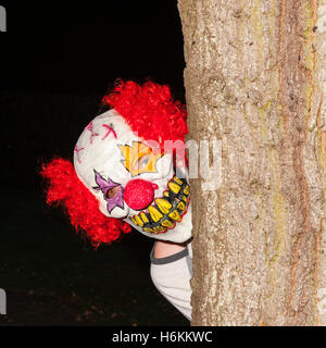 Suffolk, UK, 30. Oktober 2016. Teenager in Halloween Clownsmaske ausgehen, um Leute in diese unappetitlichen neue Begeisterung über das Land fegen zu erschrecken. @Tim Oram/Alamy Live-Nachrichten. Stockfoto