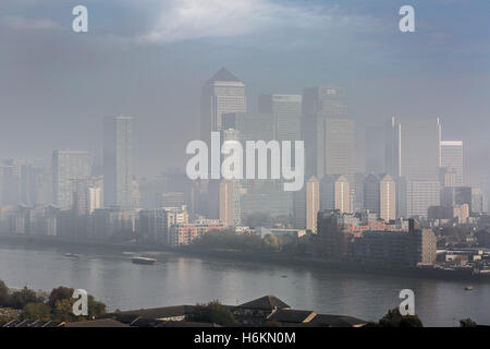 London, UK. 31. Oktober 2016. UK-Wetter: Am Morgennebel und Dunst über Canary Wharf Geschäft parken Gebäude Credit: Guy Corbishley/Alamy Live News Stockfoto