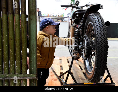 Prag, Tschechische Republik. 29. Oktober 2016. Beginn der zweitägigen Ausstellung von Motorrädern aller Fahrt Moto zeigen und Eröffnung des neuen Mehrzweckraum für kreative Menschen fand in Prag, Tschechische Republik, 29. Oktober 2016. © Roman Vondrous/CTK Foto/Alamy Live-Nachrichten Stockfoto