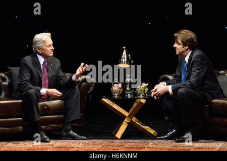 London, UK. 30. Oktober 2016. Hollywood-Legende Schauspieler Michael Douglas im Gespräch mit Jonathan Ross, da er seine Karriere und sein Leben Credit wiedergibt: Raymond Tang/Alamy Live News Stockfoto