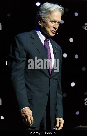 London, UK. 30. Oktober 2016. Hollywood-Legende Schauspieler Michael Douglas im Gespräch mit Jonathan Ross, da er seine Karriere und sein Leben Credit wiedergibt: Raymond Tang/Alamy Live News Stockfoto