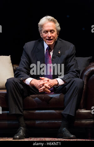 London, UK. 30. Oktober 2016. Hollywood-Legende Schauspieler Michael Douglas im Gespräch mit Jonathan Ross, da er seine Karriere und sein Leben Credit wiedergibt: Raymond Tang/Alamy Live News Stockfoto