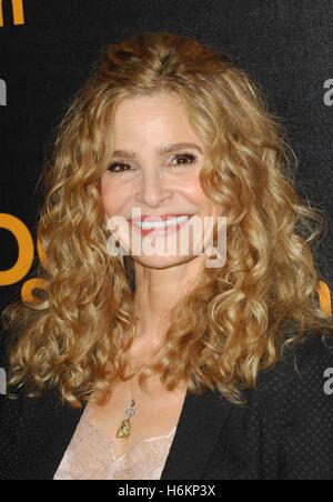 Beverly Hills, CA. 29. Oktober 2016. Kyra Sedgwick im Ankunftsbereich für EDGE OF SEVENTEEN Photo-Call, Four Seasons Hotel, Beverly Hills, CA 29. Oktober 2016. © Elisabeth Goodenough/Everett Collection/Alamy Live-Nachrichten Stockfoto