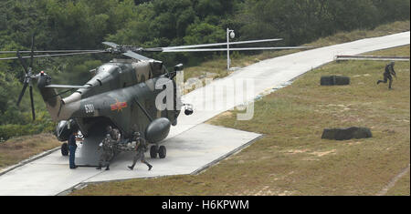 Hong Kong. 31. Oktober 2016. Die Hong Kong Garnison der chinesischen Volksbefreiungsarmee (PLA) hält einen militärischen Drill in Hong Kong Special Administrative Region, Süd-China, 31. Oktober 2016. Bildnachweis: Lui Siu Wai/Xinhua/Alamy Live-Nachrichten Stockfoto