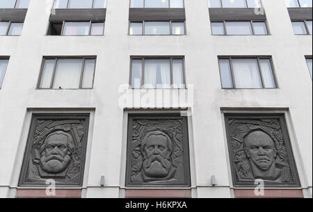 Moskau, Russland. 23. Sep, 2016. Die Porträts von Karl Marx (L-R), Friedrich Engels und Vladimir Ilyich Lenin gesehen auf ein Haus in Moskau, 23. September 2016. Foto: Soeren Stache/Dpa/Alamy Live News Stockfoto