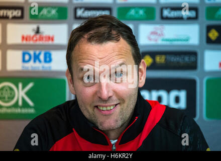 Wetzlar, Deutschland. 31. Oktober 2016. Deutsche Trainer Dagur Sigurdsson Beantwortung von Fragen der Journalisten in Wetzlar, Deutschland, 31. Oktober 2016. Die Handball Europameister Deutschland bereitet sich auf das erste Qualifikationsspiel der Europameisterschaft gegen Portugal in Wetzlar. Foto: ANDREAS ARNOLD/Dpa/Alamy Live-Nachrichten Stockfoto