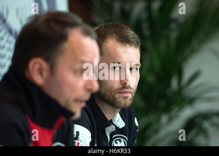 Wetzlar, Deutschland. 31. Oktober 2016. Deutsche nationale Handballspieler Steffen Faeth (r) Blick auf Trainer Dagur Sigurdsson Beantwortung von Fragen der Journalisten in Wetzlar, Deutschland, 31. Oktober 2016. Die Handball Europameister Deutschland bereitet sich auf das erste Qualifikationsspiel der Europameisterschaft gegen Portugal in Wetzlar. Foto: ANDREAS ARNOLD/Dpa/Alamy Live-Nachrichten Stockfoto