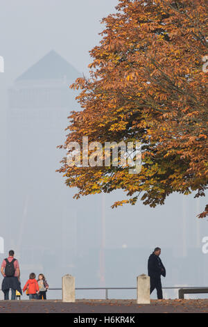 Greenwich, London, Vereinigtes Königreich. 31. Oktober 2016. Ein nebliger Morgen in London machte schöne Herbstsonne und Farbe in Greenwich, London, heute. Rob Powell/Alamy Live-Nachrichten Stockfoto