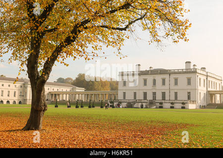 Greenwich, London, Vereinigtes Königreich. 31. Oktober 2016. Ein nebliger Morgen in London machte schöne Herbstsonne und Farbe in Greenwich, London, heute. Rob Powell/Alamy Live-Nachrichten Stockfoto