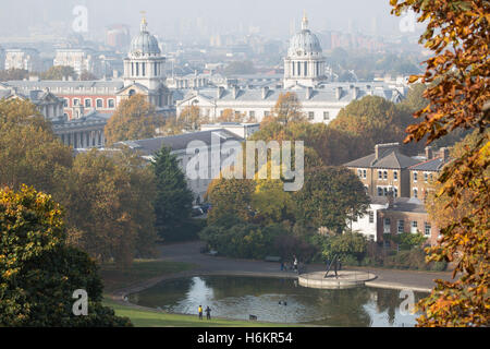 Greenwich, London, Vereinigtes Königreich. 31. Oktober 2016. Ein nebliger Morgen in London machte schöne Herbstsonne und Farbe in Greenwich, London, heute. Rob Powell/Alamy Live-Nachrichten Stockfoto