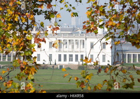 Greenwich, London, Vereinigtes Königreich. 31. Oktober 2016. Ein nebliger Morgen in London machte schöne Herbstsonne und Farbe in Greenwich, London, heute. Rob Powell/Alamy Live-Nachrichten Stockfoto