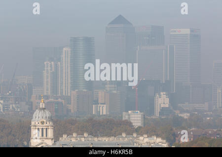 Greenwich, London, Vereinigtes Königreich. 31. Oktober 2016. Ein nebliger Morgen in London machte schöne Herbstsonne und Farbe in Greenwich, London, heute. Rob Powell/Alamy Live-Nachrichten Stockfoto