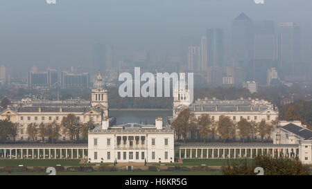 Greenwich, London, Vereinigtes Königreich. 31. Oktober 2016. Ein nebliger Morgen in London machte schöne Herbstsonne und Farbe in Greenwich, London, heute. Rob Powell/Alamy Live-Nachrichten Stockfoto