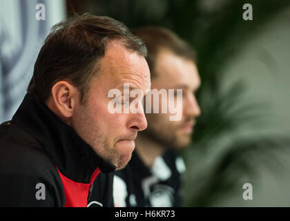 Deutsche nationale Handballspieler Steffen Faeth und Trainer Dagur Sigurdsson Beantwortung von Fragen der Journalisten in Wetzlar, Deutschland, 31. Oktober 2016. Die Handball Europameister Deutschland bereitet sich auf das erste Qualifikationsspiel der Europameisterschaft gegen Portugal in Wetzlar. Foto: ANDREAS ARNOLD/dpa Stockfoto