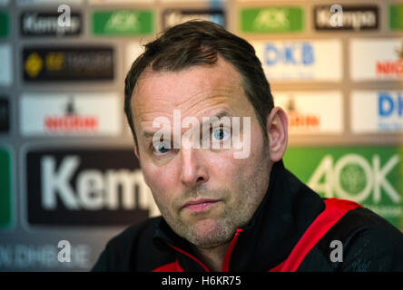 Deutsche Trainer Dagur Sigurdsson Beantwortung von Fragen der Journalisten in Wetzlar, Deutschland, 31. Oktober 2016. Die Handball Europameister Deutschland bereitet sich auf das erste Qualifikationsspiel der Europameisterschaft gegen Portugal in Wetzlar. Foto: ANDREAS ARNOLD/dpa Stockfoto