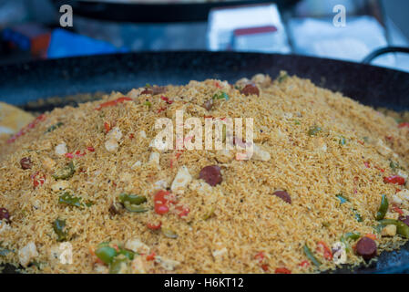 Paella zum Verkauf an Französisch Street Market, Brentwood, Essex Stockfoto