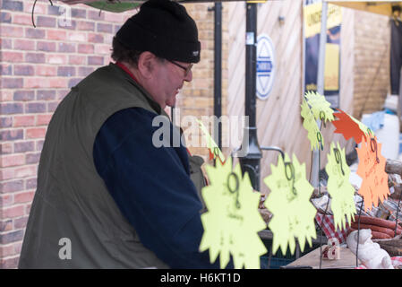 Französischen Metzger an Französisch Street Fair, Brentwood, Essex Stockfoto