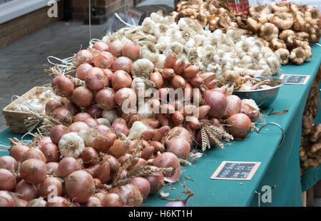 Zwiebeln für Verkauf, Französisch Straßenmarkt, Brentwood, Essex Stockfoto