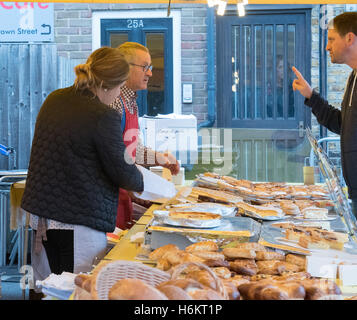 Baker auf Französisch Straßenmarkt, Brentwood, Essex Stockfoto