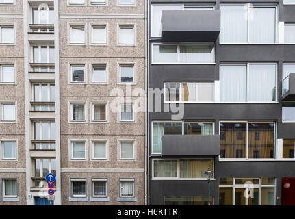 Der Kontrast zwischen den alten DDR-Ära und neuer Luxus Wohnanlage auf Linienstrassse in gentrifizierten Mitte Berlin Stockfoto