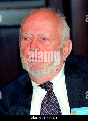 DOUGLASS NORTH American Nobelpreisträger in Wirtschaftswissenschaften bei einem Treffen mit Studenten an der Hochschule Stockholm Chamber Stockfoto