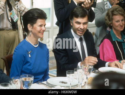Königin SILVIA und den spanischen Ministerpräsidenten Felipe González bei einem Mittagessen während der schwedischen königlichen Nebengeschäft Staat Besuch in Spanien 1983 Stockfoto