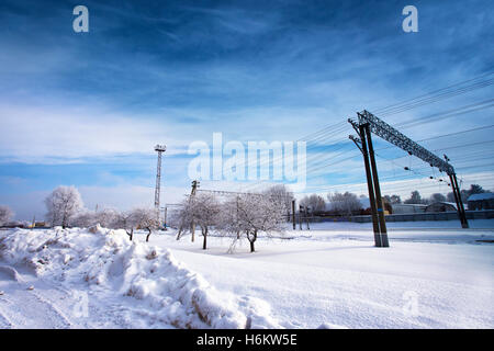 Bahnhof im Winter. Verschneite städtisches Motiv in Belarus Stockfoto