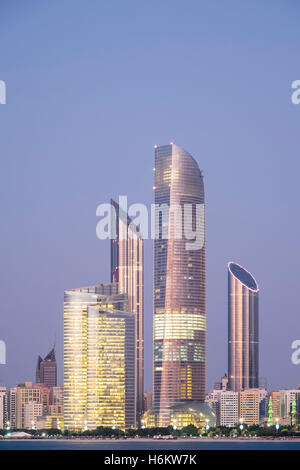 Abends Blick auf moderne Wolkenkratzer auf der Corniche in Abu Dhabi Vereinigte Arabische Emirate Stockfoto